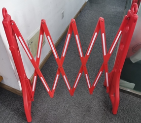 Barreira expansível de plástico 