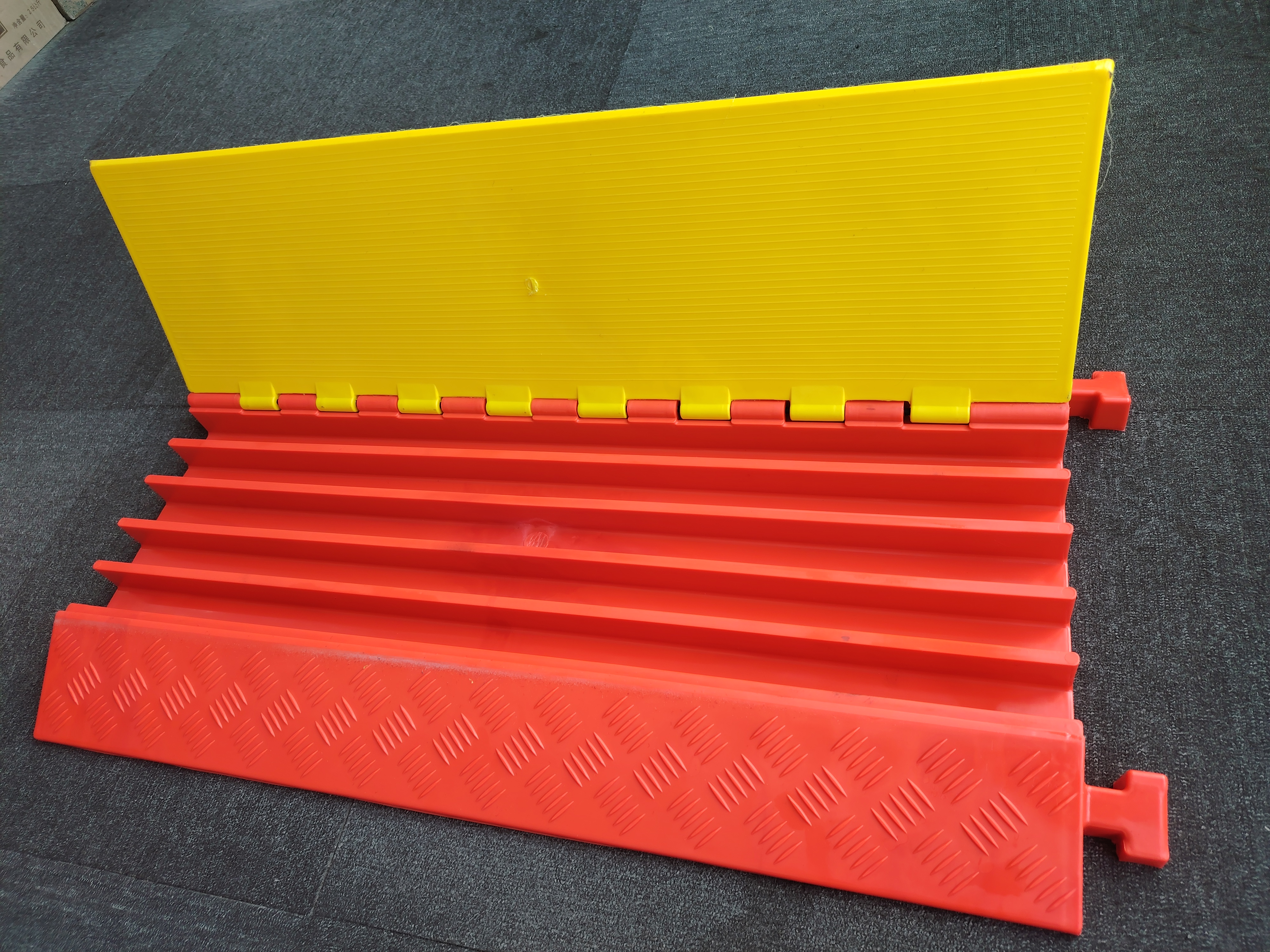 Protetor de cabo PU – solução de gerenciamento de cabos durável, flexível e confiável